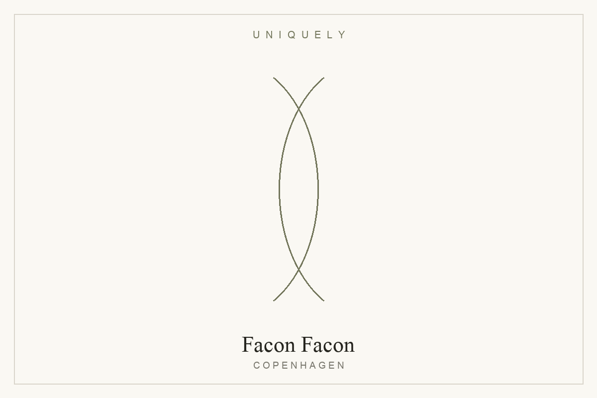 Detail of a handmade engagement ring by Facon Facon